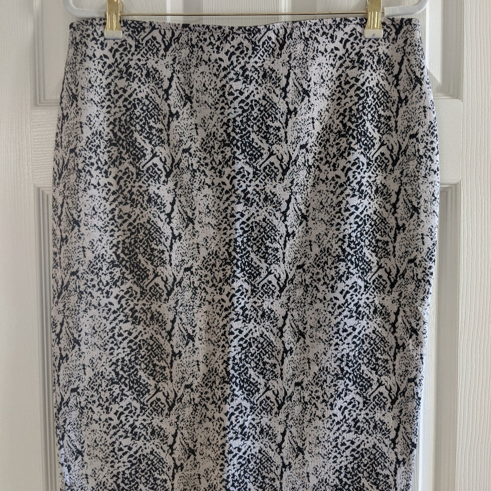 Apt. 9 Knit Skirt, Stretch, Slit Back, Black/Cream Snakeskin Print, Size L, EUC